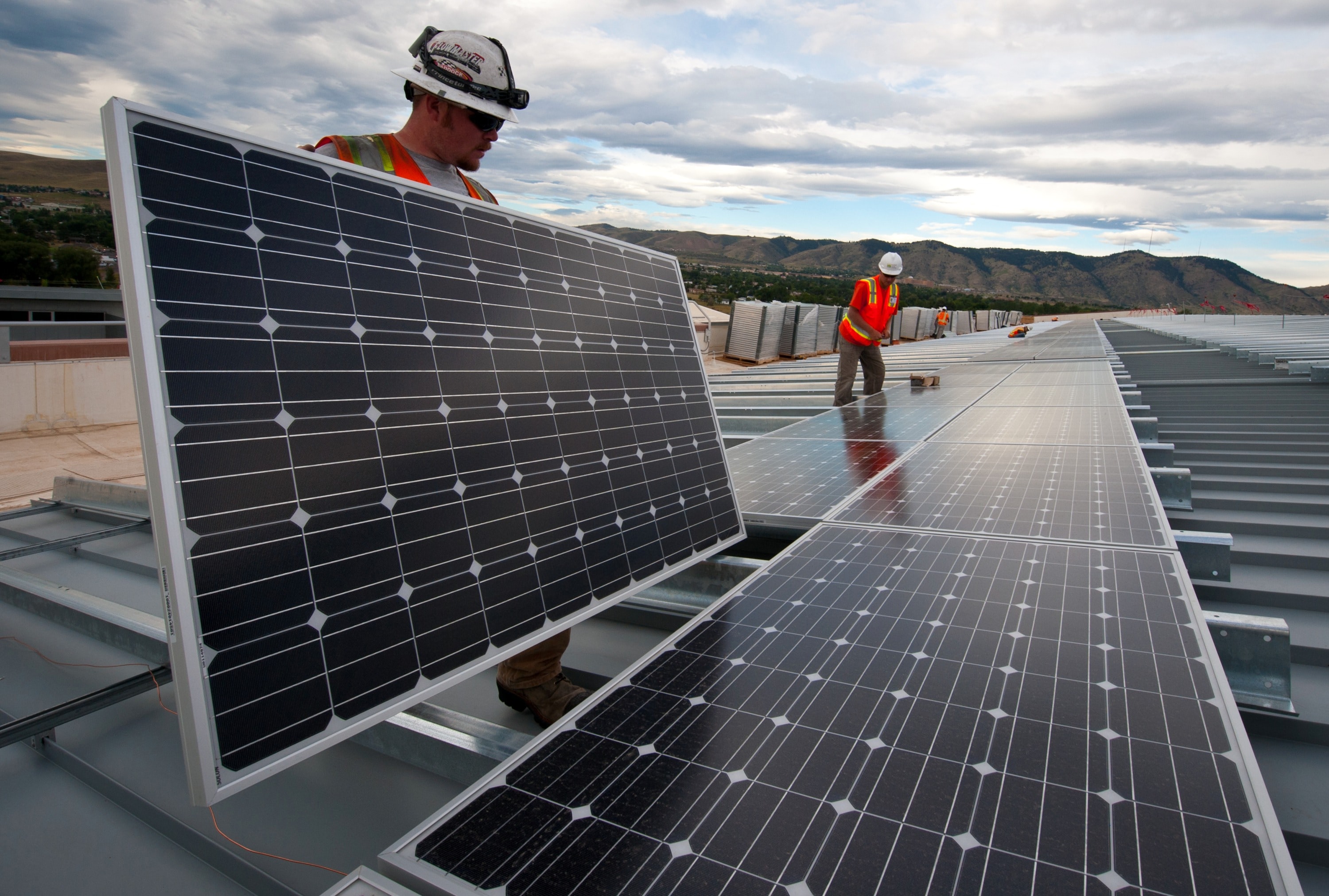 美国能源部(Energy Department)正在利用太阳能爱迪生公司(Sun Edison)和Xcel能源公司(Xcel Energy)签署的电力购买协议(Power Purchase Agreement)，员工们在这些电池板上工作。