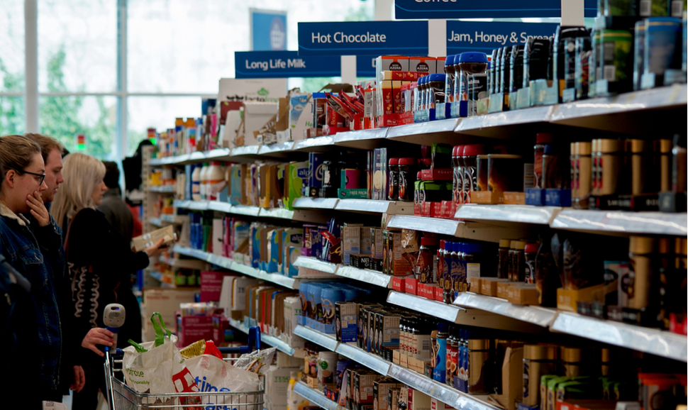 客户在英国最大的超市连锁店Tesco的Hove Branch购买食品和家用产品。“loading=