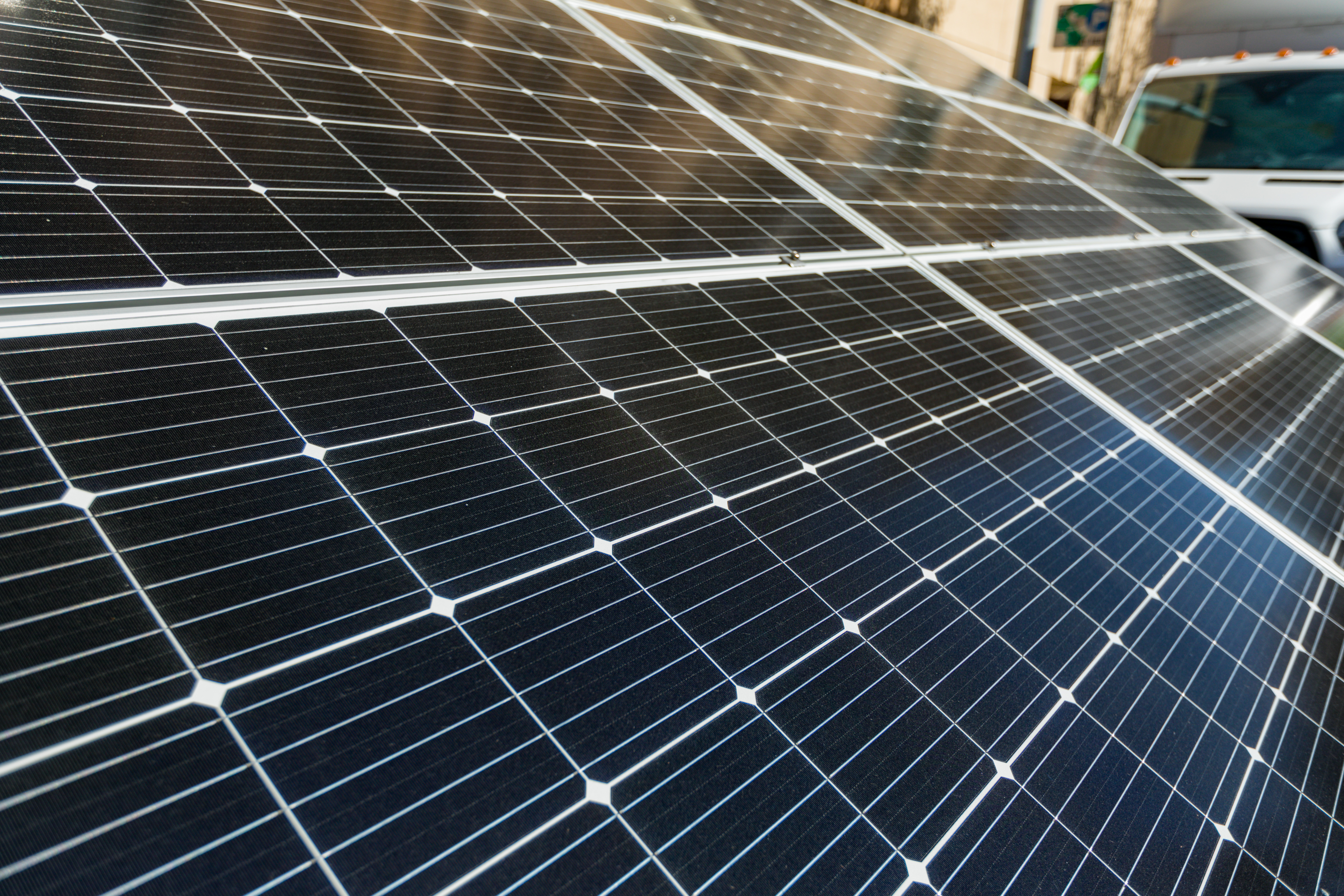 MicroGrid中的太阳能电池板在格林维斯的预期19次活动中供电。“title=
