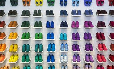 鞋在莫斯科的商店一排。