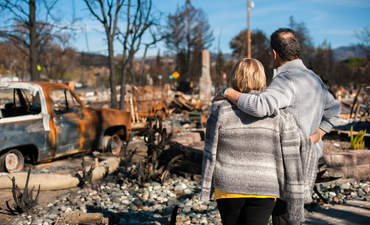 夫妇在消防灾难后观察碎片