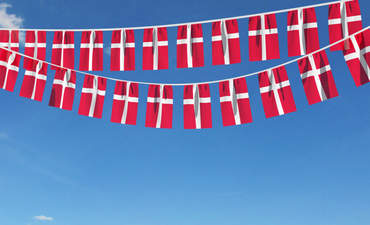 丹麦国旗排成一行