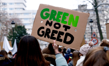 气候三月的标志说绿色而不是贪婪