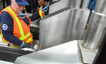2020年3月3日，MTA纽约公交工作人员在F线X大道进行消毒消毒，作为对新型冠状病毒(COVID-19)的预防措施。