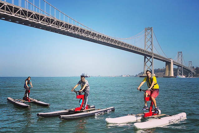 人们在旧金山湾享受水上自行车