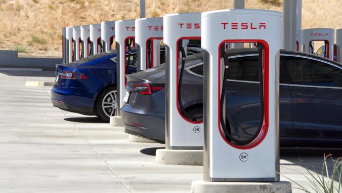 Tesla超级充电站附近的州际5号在凯特曼城，加利福尼亚州。