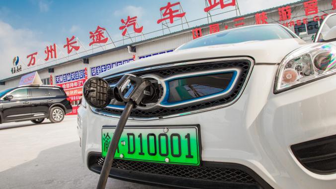 电动汽车正在重庆的充电桩充电站充电