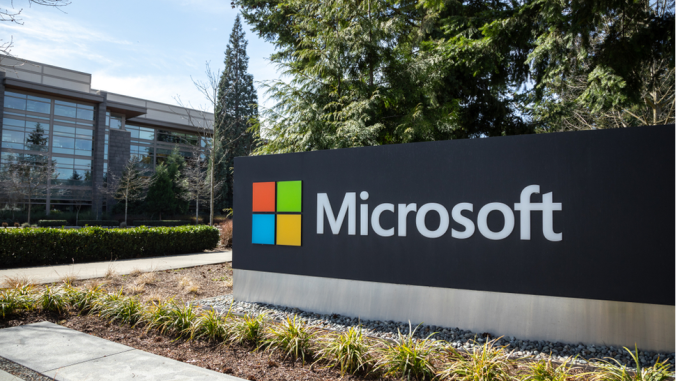 微软在云计算和软件公司总部的招牌，背景是办公大楼