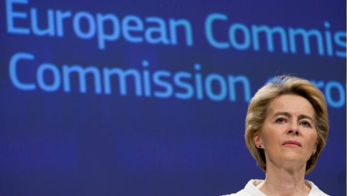 欧盟委员会主席乌苏拉·冯·德莱恩在欧盟总部的媒体会议上发表讲话。