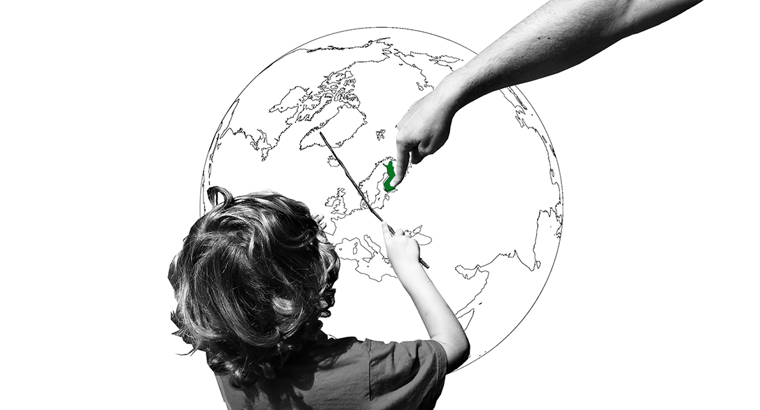 儿童指向芬兰在世界地图上