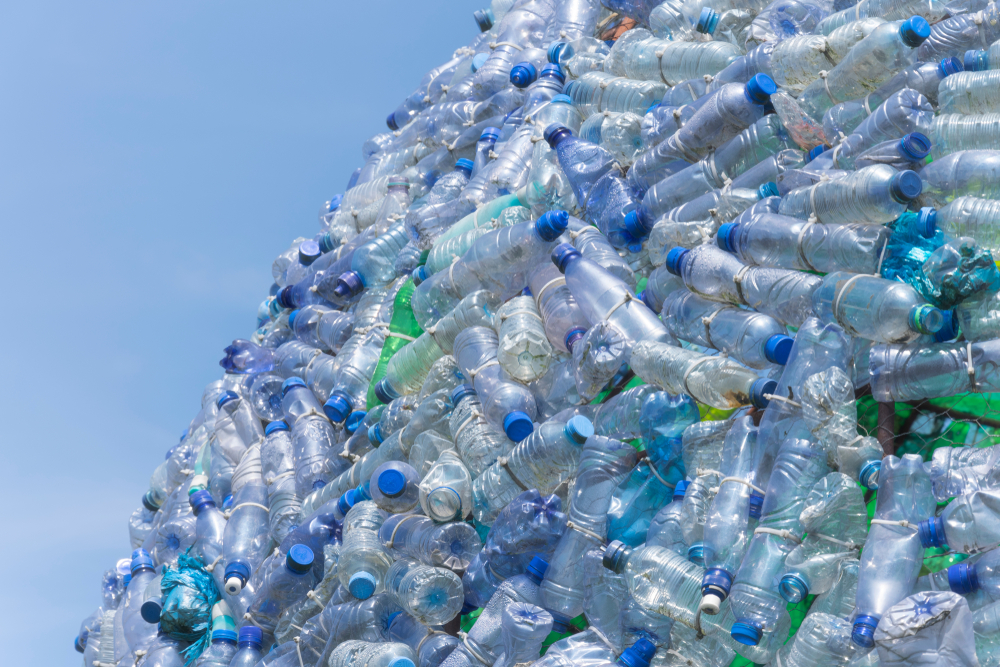 堆plastic bottles