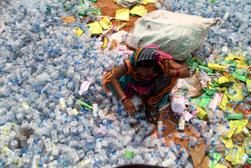 一个人在印度新德里收集空塑料瓶