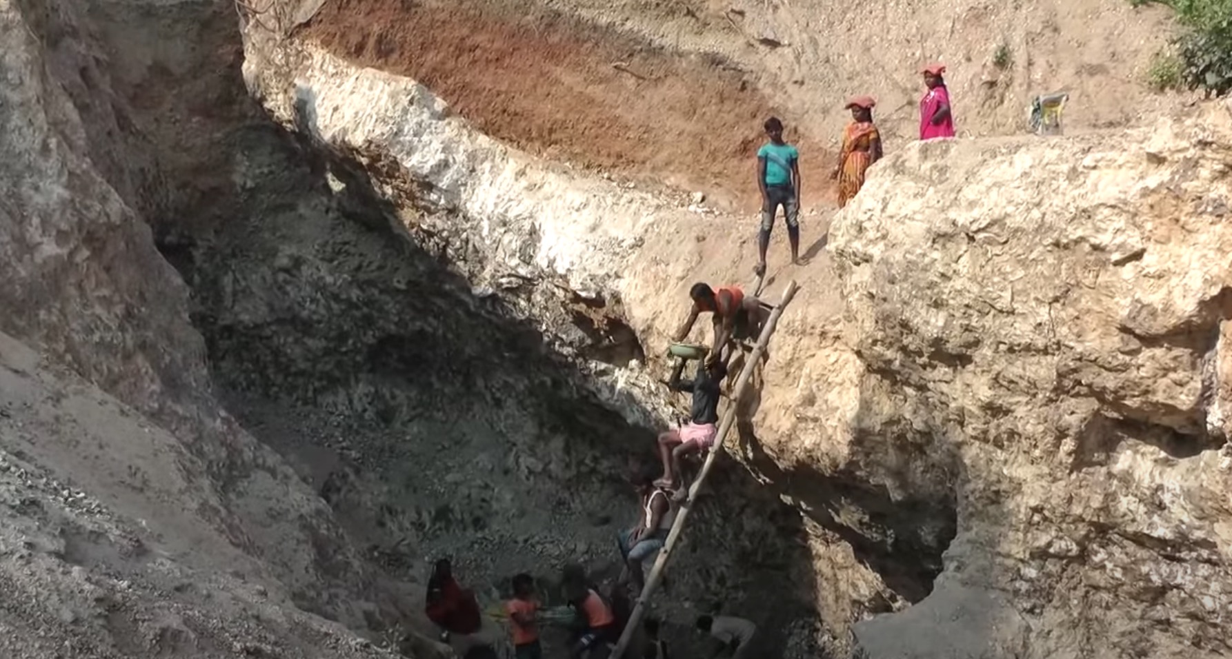 孩子们在恰尔肯德邦，印度矿工作