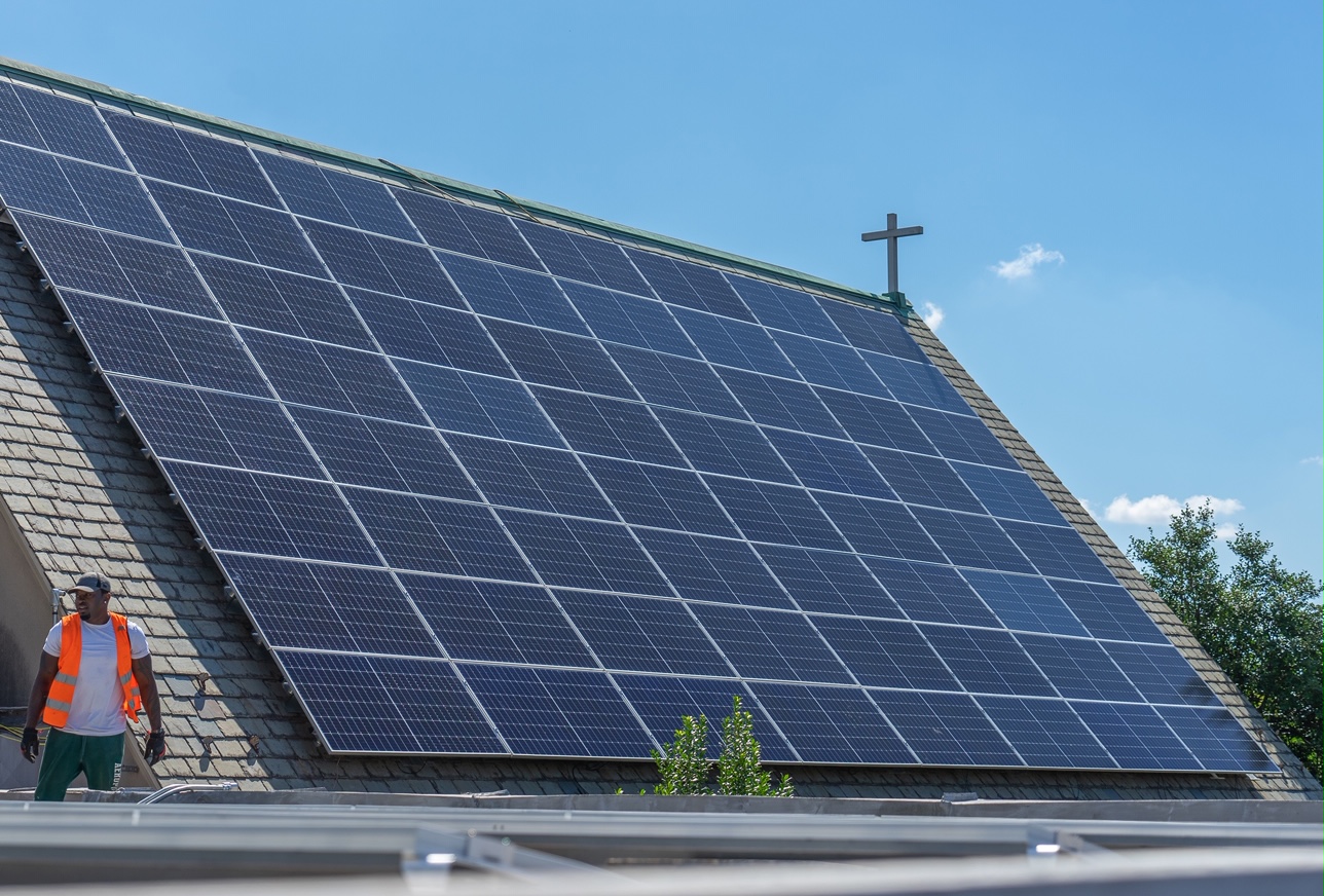 A 55千瓦的太阳能项目在圣路加浸信会在华盛顿通电