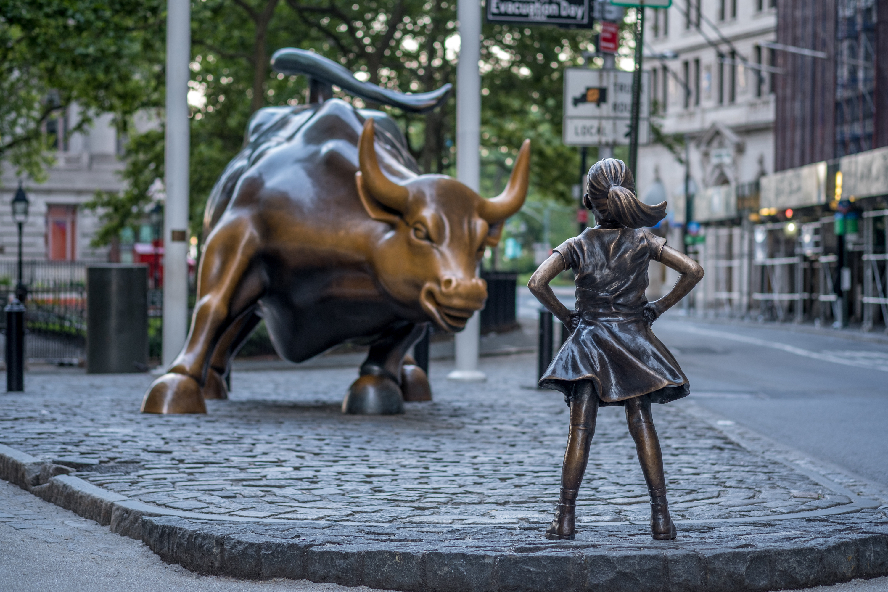 面对充电的公牛的无所畏惧的女孩雕象在下曼哈顿，纽约城