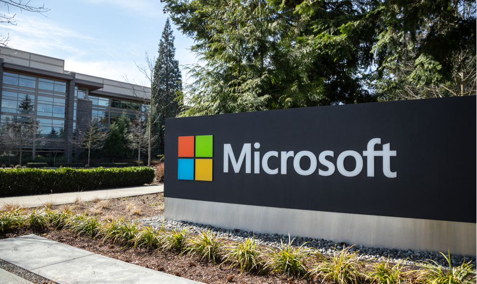 微软在云计算和软件公司总部的招牌，背景是办公大楼