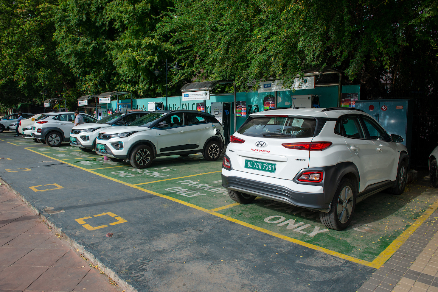 印度新德里正在充电的电动汽车