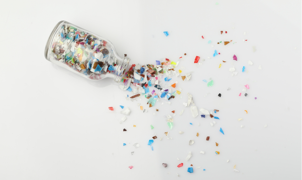 粉碎的塑料颗粒用于回收。