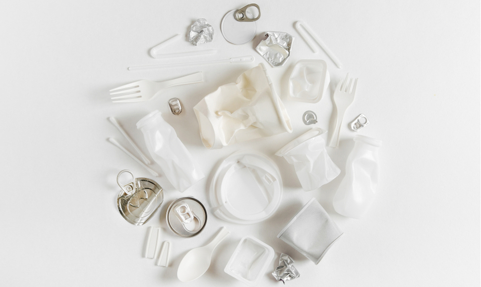 食物塑料包装在白色背景。