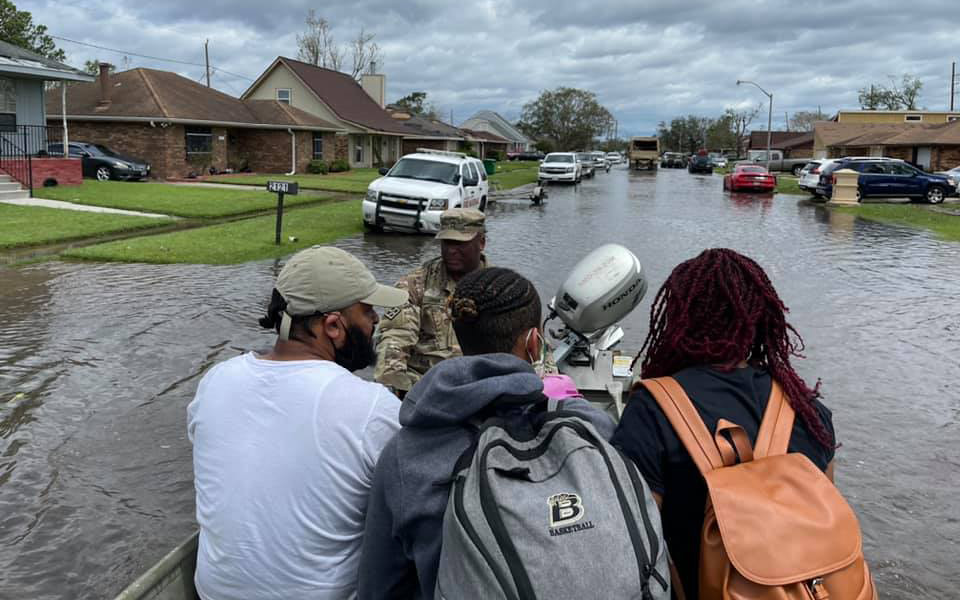 飓风艾达过后，路易斯安那州国民警卫队在拉斯堡营救民众。