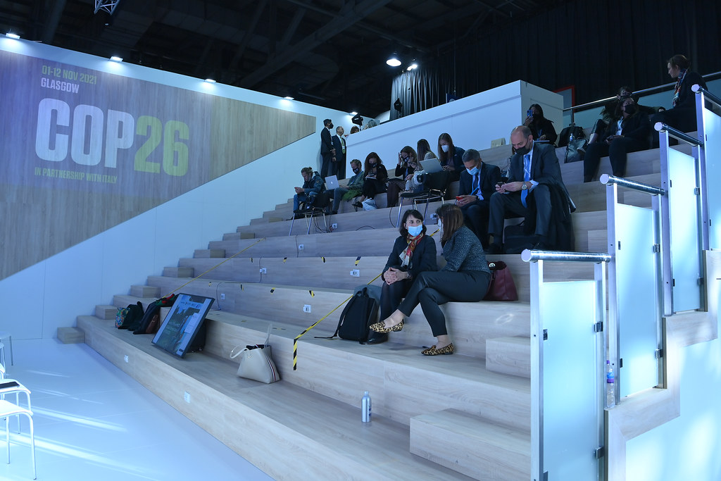 在苏格兰格拉斯哥举行的COP26大会上，与会者坐在看台似的座位上