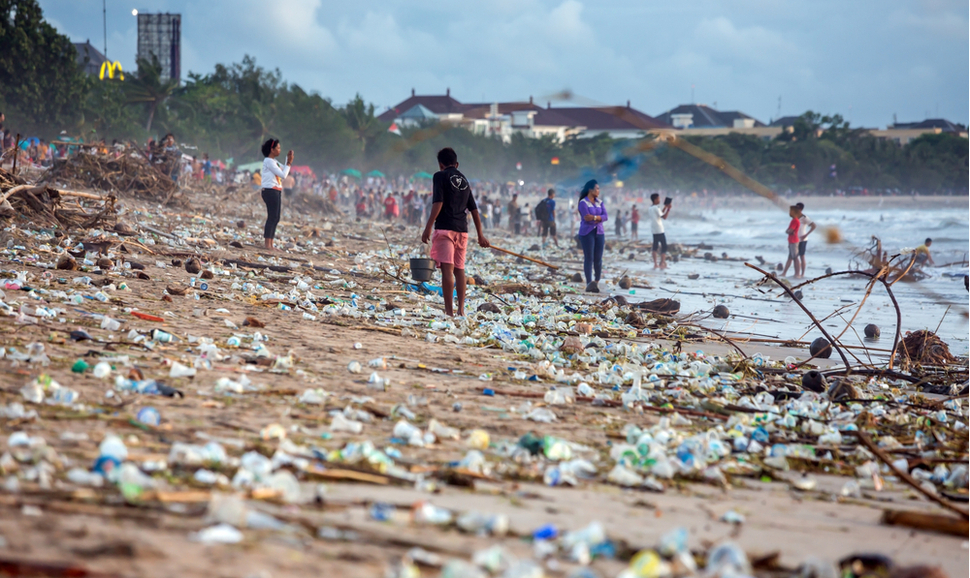 海滩污染在库塔海滩，巴厘岛。