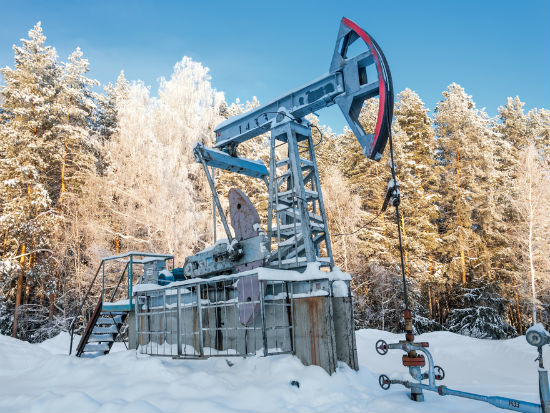 石油钻机图像由ekina通过Shutterstock。