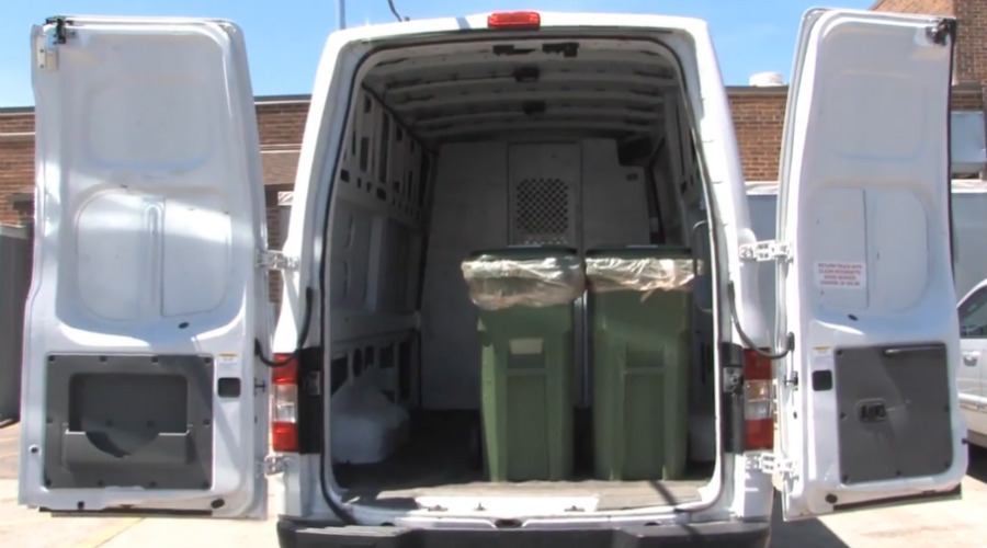 Truck picks up food scraps for compost from Food for Thought Catering 卡车拿起食物残渣从食物堆肥思想餐饮