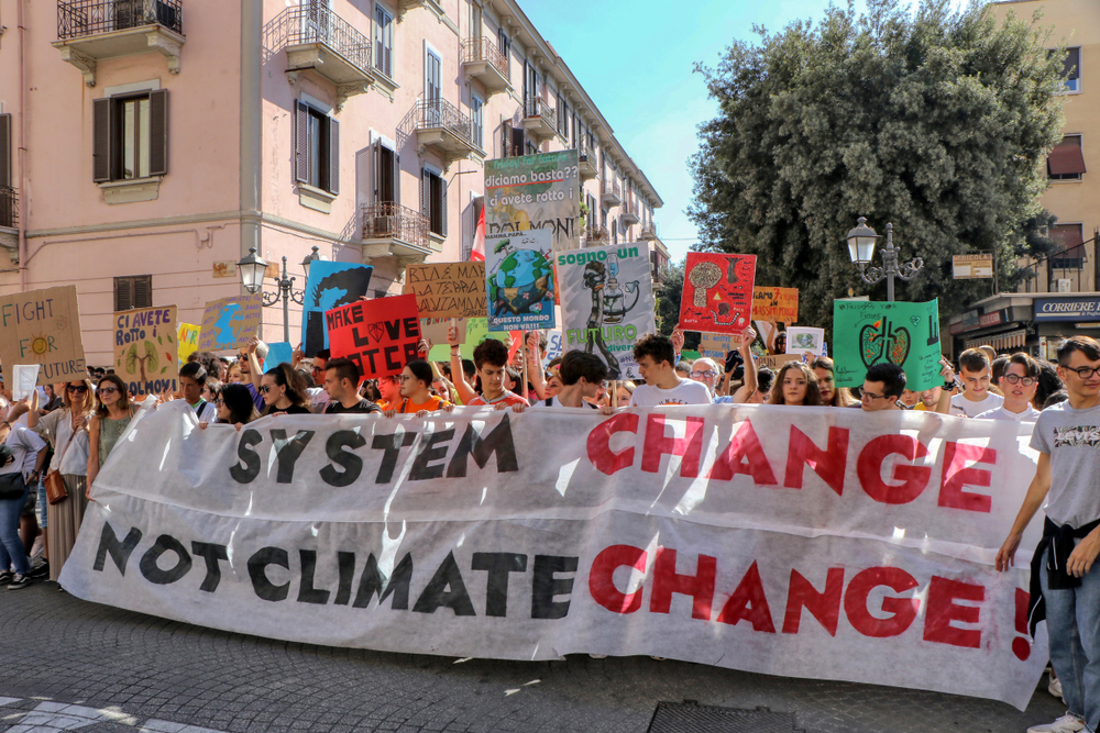 周五，意大利塔兰托举行抗议气候变化的示威活动