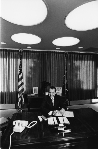 尼克松总统签署了国家环境政策法案