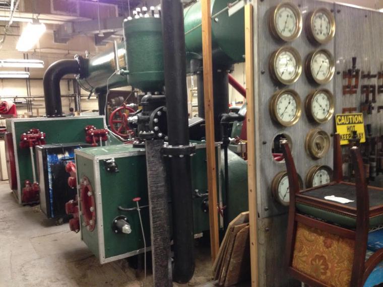Beneath the Palace Hotel, century-old equipment for a power station that once fueled a Hearst newspaper plant 在宫殿酒店的下面,是一个有百年历史的发电站的设备,它曾经是赫斯特报业公司的燃料