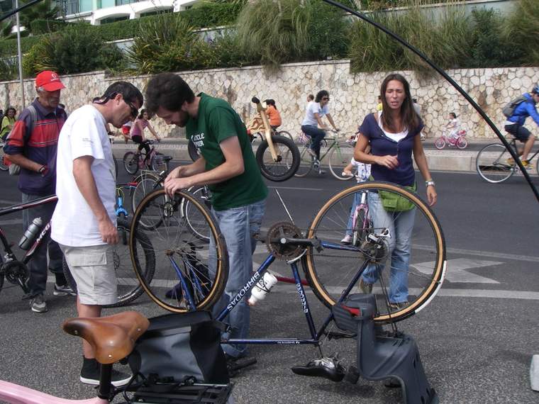 大街上的自行车修理工