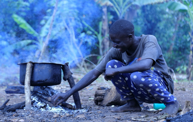 在乌干达米季亚纳地区的基昆比，用生物质和基本材料烹饪。