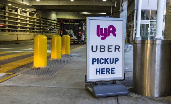 Lyft和Uber在机场的接送点。