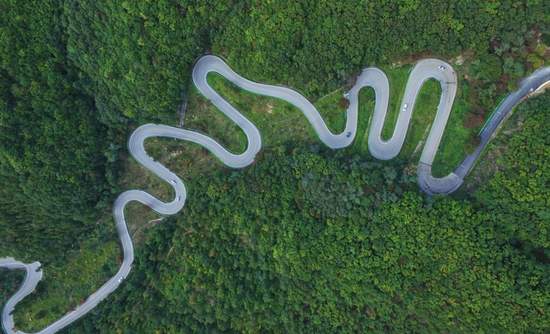 A winding road in South Korea. 韩国一条蜿蜒的道路。
