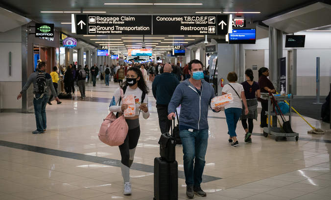亚特兰大哈茨菲尔德-杰克逊国际机场的乘客戴着口罩