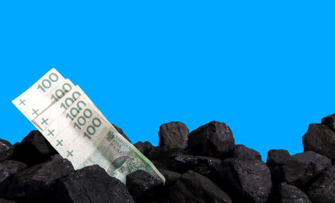 纸币存在于黑色的煤炭上