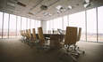 空荡荡的会议室，桌子、椅子和投影仪悬挂在天花板上