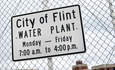 在密歇根州弗林特市水厂前的标牌上写着，该市仍然缺乏安全的饮用水。