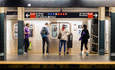 人们通过地铁在纽约市旅游“title=