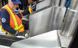 2020年3月3日，纽约MTA公交公司的工作人员在F线X大道进行消毒消毒，作为应对新型冠状病毒(COVID-19)的预防措施。