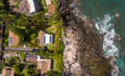 拉尼亚基亚海滩瓦胡岛北岸的房屋鸟瞰图