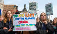 学生活动家在2020年2月在议会广场举行的青年罢工4气候示威集会上举着标语牌，抗议政府在英国气候变化问题上缺乏行动