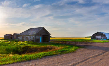 加拿大马尼托巴省废弃的农场和草原。
