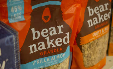 裸熊袋装麦片在杂货店