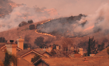 峡谷野火在南加州蔓延