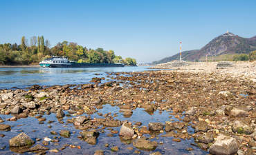2018年长时间干旱造成莱茵河水位低、干枯，内河航船减少载客量