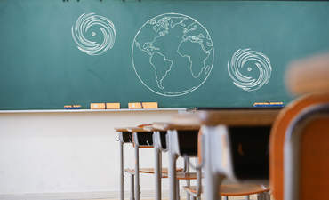 教室的，上面有地球黑板