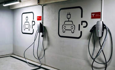 波兰华沙地下停车场的电动汽车充电站。