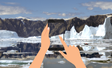 熔东北格陵兰冰山与图示手拿着电话。